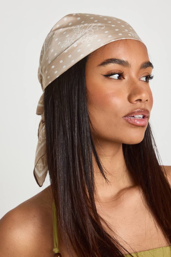 boohoo Dames Satijnen Paisley Halsdoek | Beige