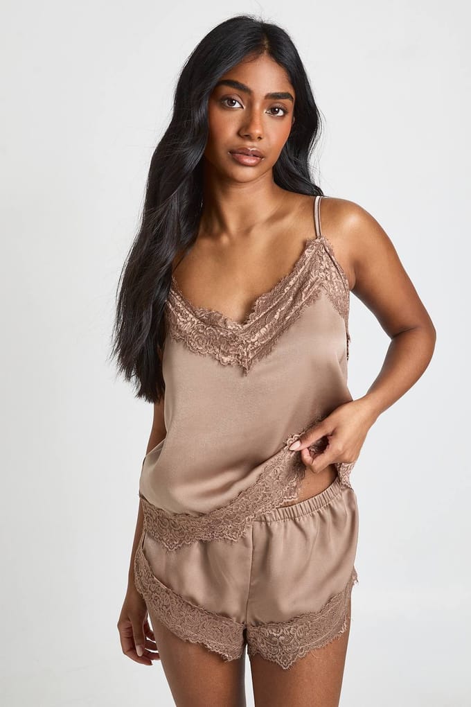 boohoo Dames Pyjama Set Met Cami En Short Met Wimperkanttrim | Mocha | Maat: 6