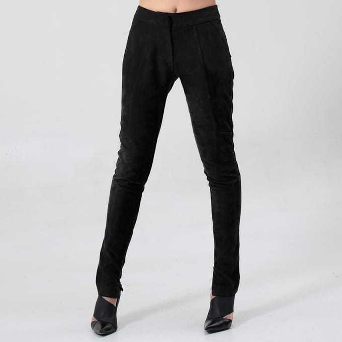Slanke broek gestructureerd in stretch suede