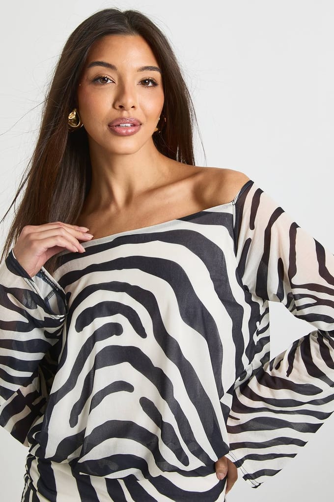 boohoo Dames Zebra-geprinte mini-jurk met lange mouwen en draperende rug | Black | Maat: 12