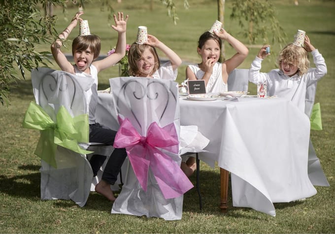 Feest tafelkleed met tafelloper op rol - wit/rood - 10 meter