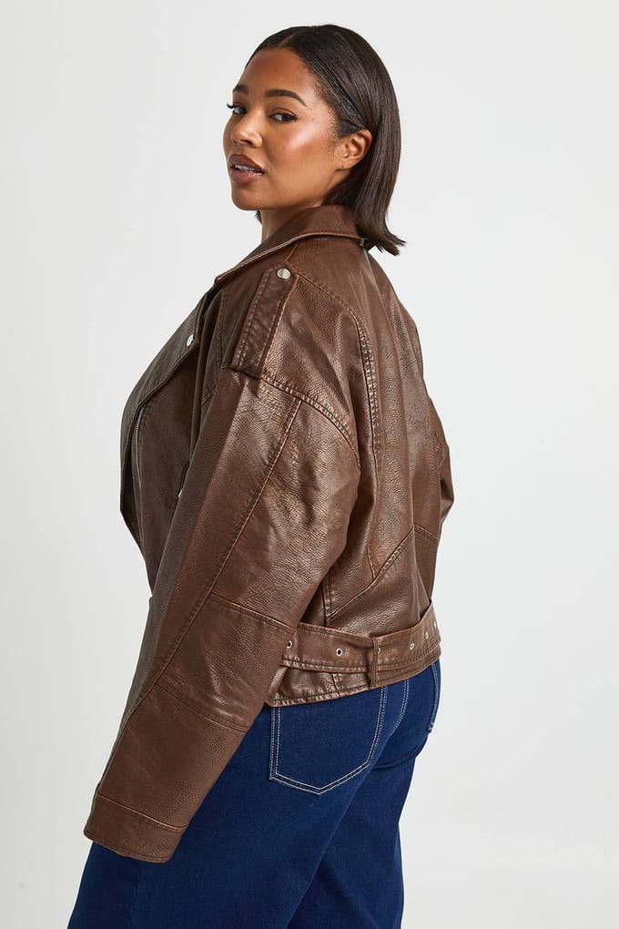 boohoo Dames Plus Vintage Nepleer Cropped Biker Jas | Bruin | Maat: 54