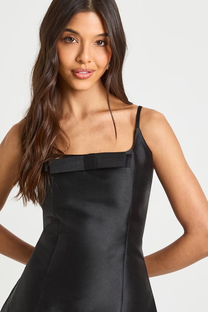 boohoo Dames Bandjes Strik Voorkant Shift Jurk | Black | Maat: 16