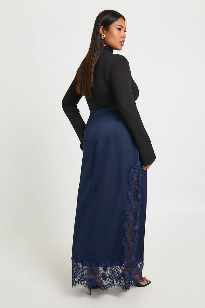 boohoo Dames Plus satijn met kantenafwerking midaxi-rok | Navy | Maat: 18