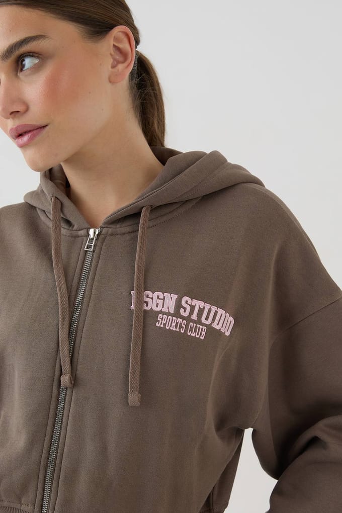 Dames Dsgn Studio Applique Boxy Crop Hoodie Met Rits | Taupe | Maat: 2XL