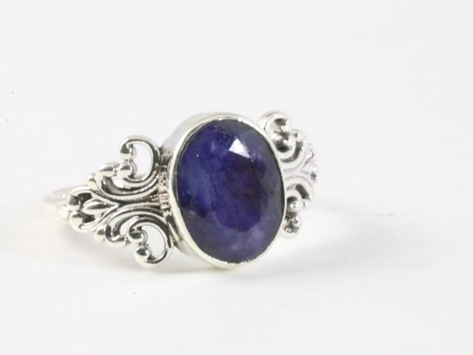 Fijne bewerkte zilveren ring met blauwe saffier - maat 17.5