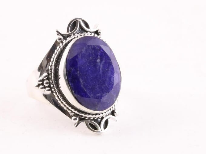 Bewerkte zilveren ring met blauwe saffier - maat 18.5
