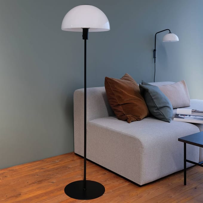 Dyberg Larsen Jazz vloerlamp, opaal/zwart