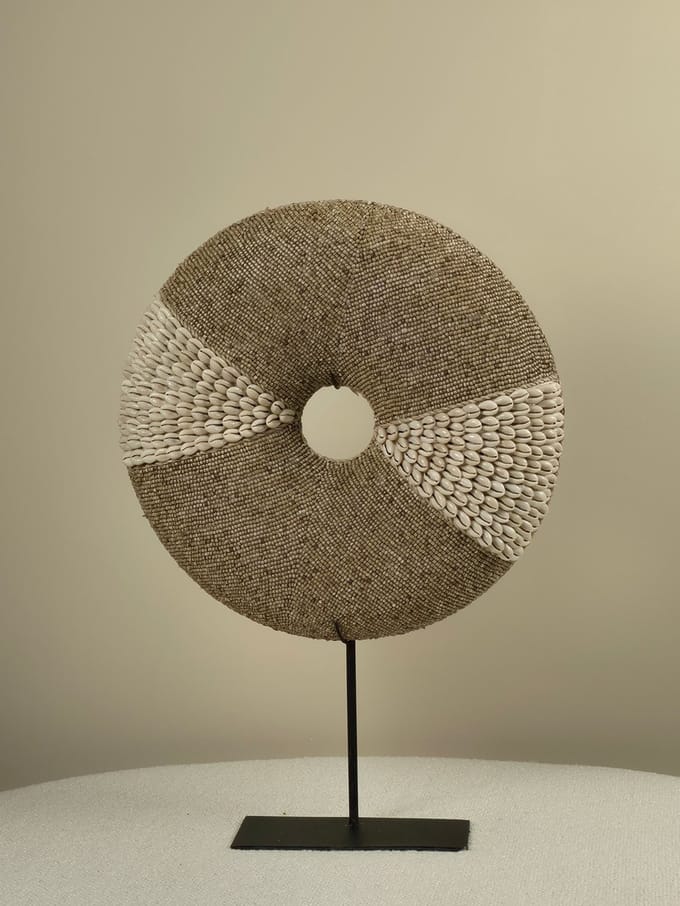 Blitzdeco - Decoratieve Donut - Oki - Beige/Wit - Houten Basis op Zwarte Standaard - 30CM