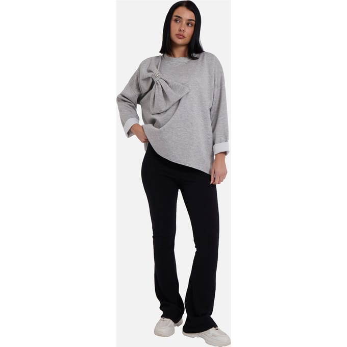 Grijze oversized trui met contrasterende strik aan de zijkant
