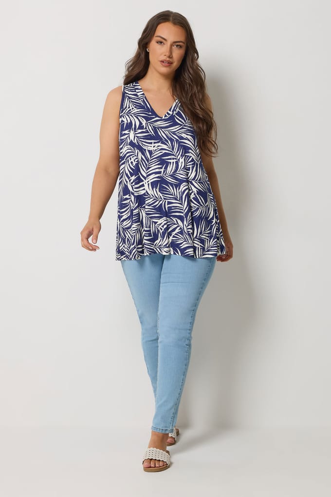 Yours Marineblauwe Mouwloze Top Met Bladerprint Size 58-60