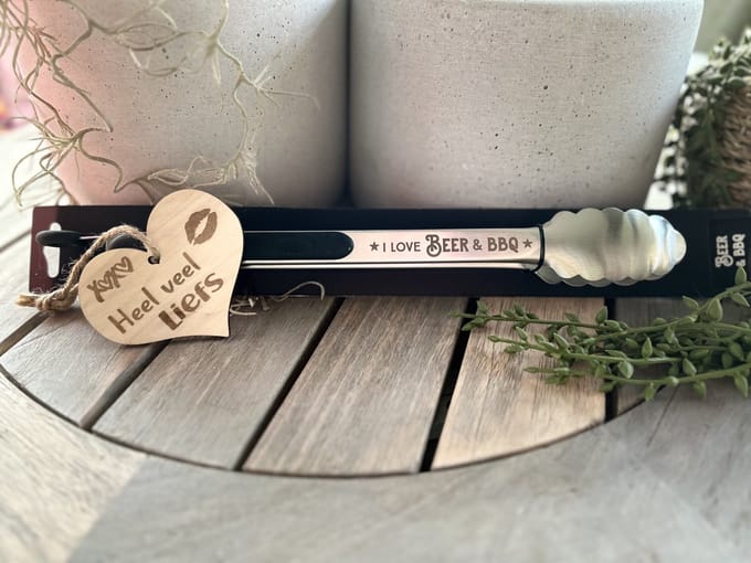 Creaties van hier – BBQ tang Beer & BBQ met houten hartje – hittebestendig - Rvs – 40 cm – BBQ Tang