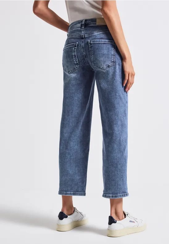 Straight Legs destroyed jeans