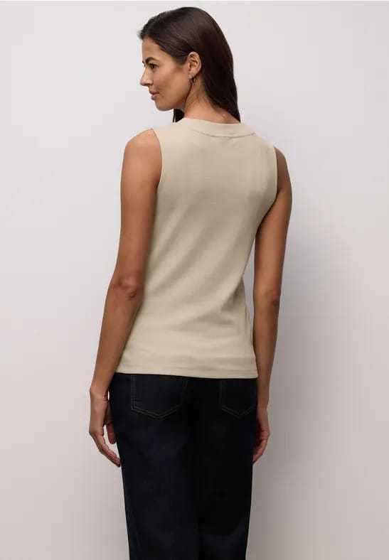 Basic top met geribbelde textuur