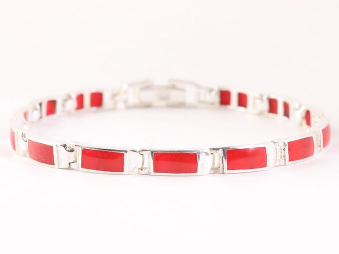 Hoogglans zilveren armband met rode koraal steen