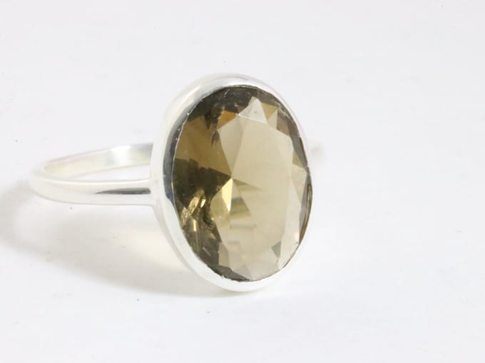 Ovale hoogglans zilveren ring met rookkwarts - maat 19