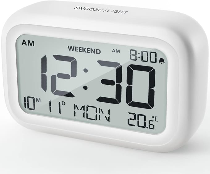 Famanu - Digitale reiswekker op batterijen, LCD-display, snooze- en weekendmodus, compacte tafelklok