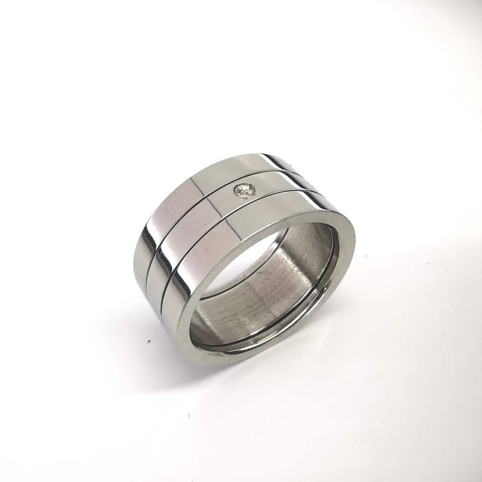 RVS - brede - triple  stress - spinning ringen - maat 21 - kleine zirkonia in middelste ring.