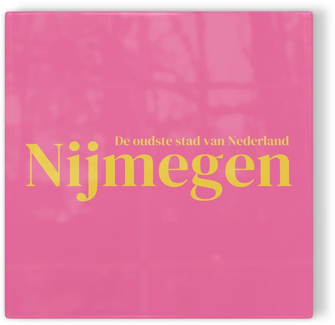 Tegeltje Nijmegen: de oudste stad – roze geel – tegeltje stad – tegeltje met tekst