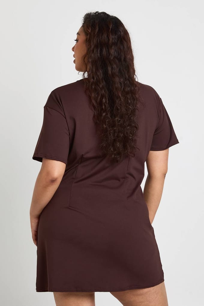 boohoo Dames Plus T-shirtjurk met getailleerd detail | Chocoladebruin | Maat: 56