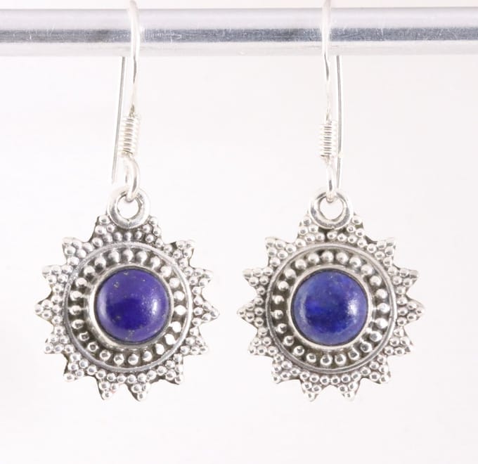 Fijne bewerkte zilveren oorbellen met lapis lazuli