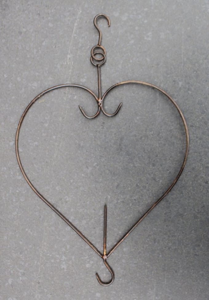 Metalen vetbolhanger hart donkerbruin/roest