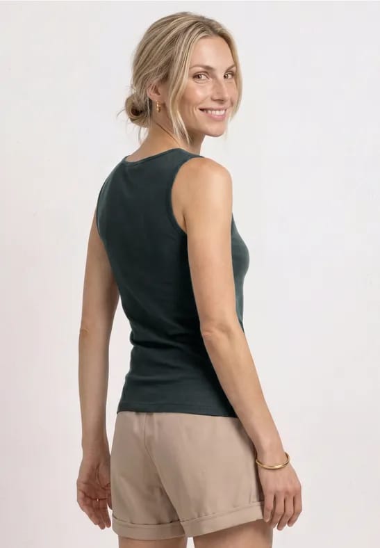 Basic top met hartvormige halslijn
