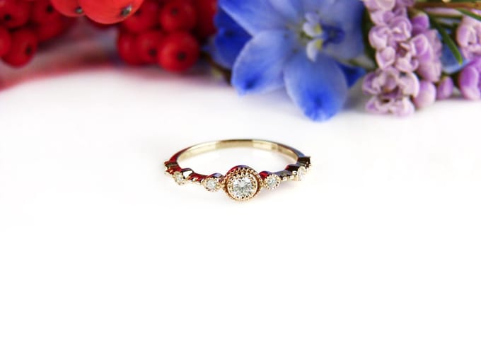 ring in roos goud gezet met diamant