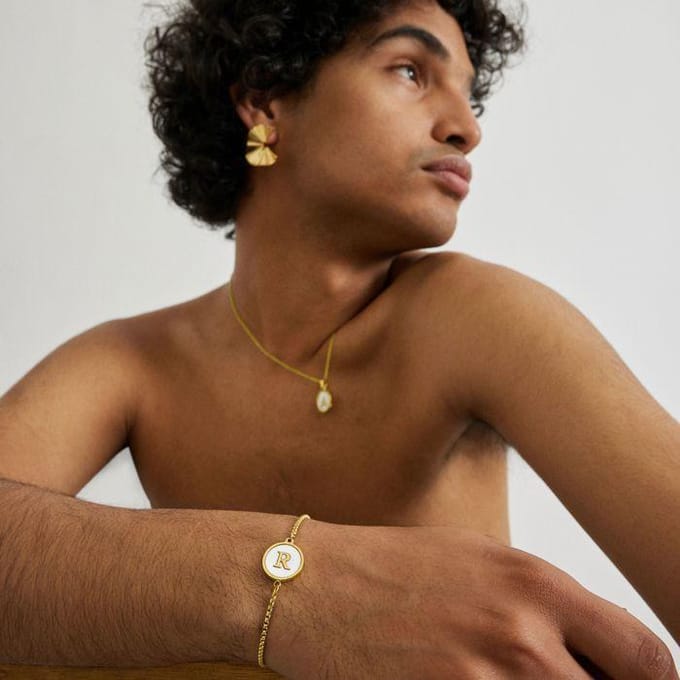 Luxenter armband in wit parelmoer afgewerkt in 18K geel goud - Alfabet