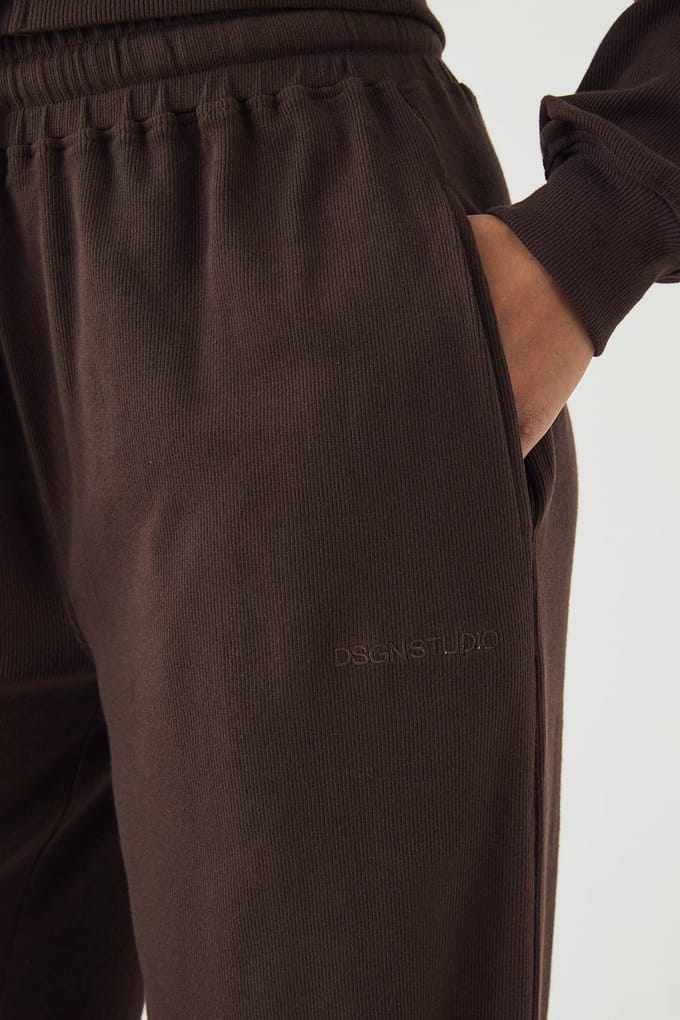 Dames DSGN Studio Rib Rechte Pijp Jogger | Dark Chocolate | Maat: Medium