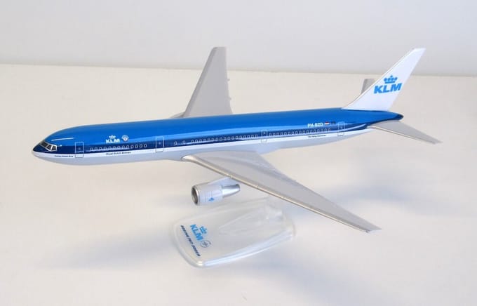 Schaalmodel vliegtuig KLM Boeing 767-300ER schaal 1:200 lengte 27,47cm
