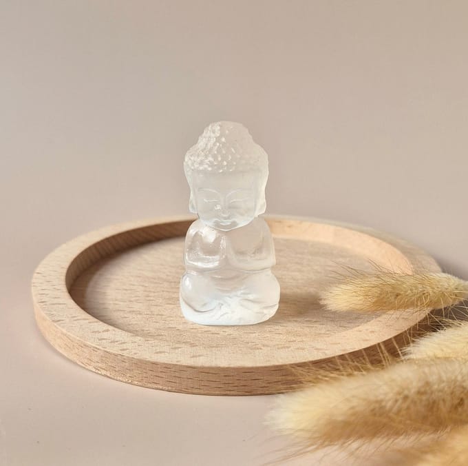 Edelsteen Seleniet Boeddha 6cm – Zuivering & Spirituele Bescherming