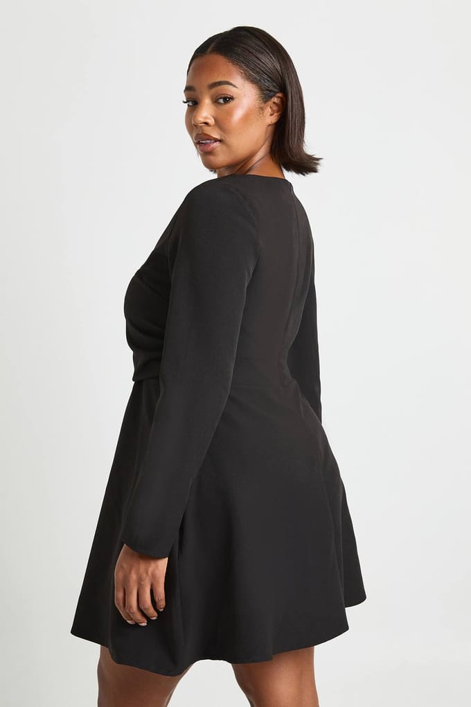 boohoo Dames Plus Jurk met ronde hals, geraffelde taille en skatermodel | Black | Maat: 16