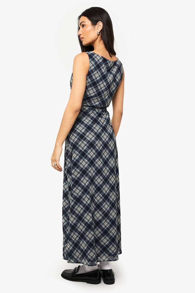 boohoo Dames Bekijk de chiffon midaxi-jurk met draperende kraag. | Navy | Maat: 8