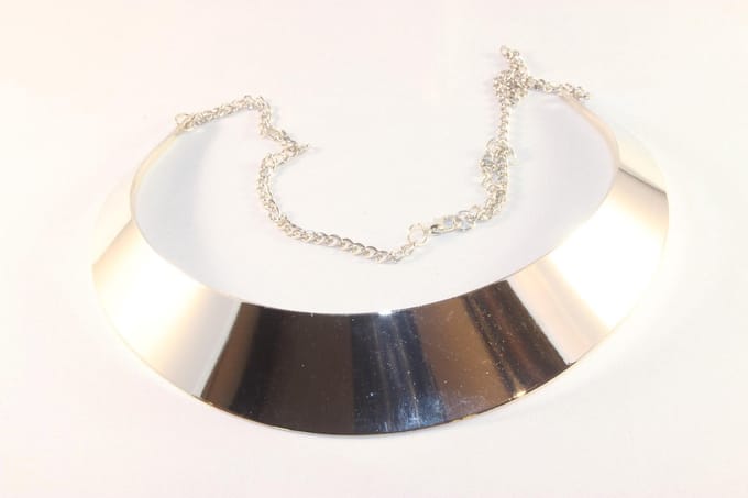 Verchroomde choker zeer mooi en modieus sieraad.