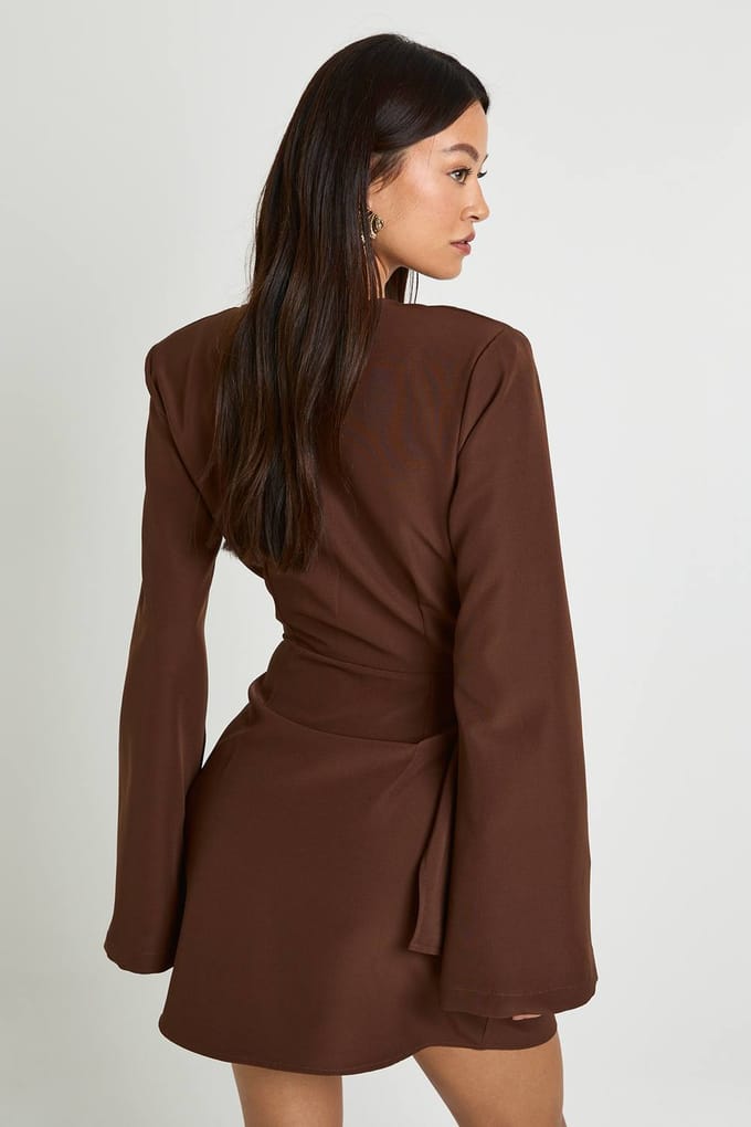 boohoo Dames Tall Tie Waist Collarless Draped Blazer Dress | Chocoladebruin | Maat: 44