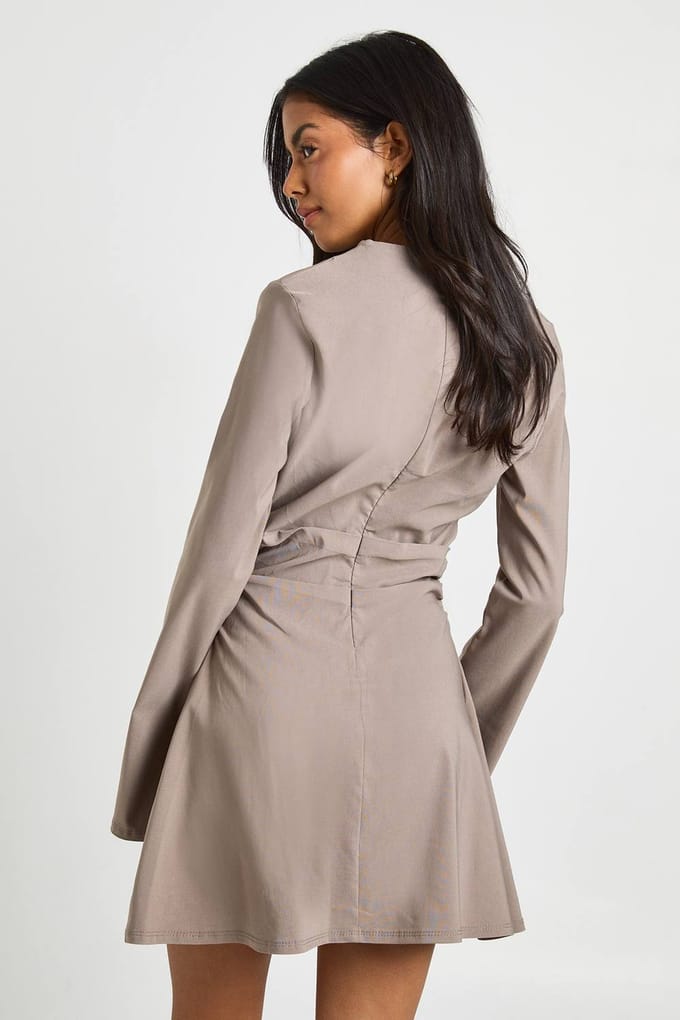 boohoo Dames Mini Jurk met Gerimpelde Taille en Wijde Mouwen | Mokka | Maat: 34
