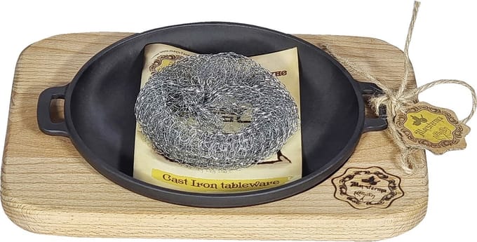 Serveerpan gietijzer op houten plateau | 18 x 2,5 cm
