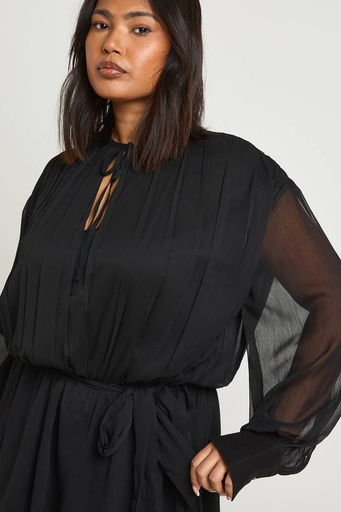 boohoo Dames Plus Chiffon Blouson Ruffle Strikceintuur Skater Jurk | Zwart | Maat: 44