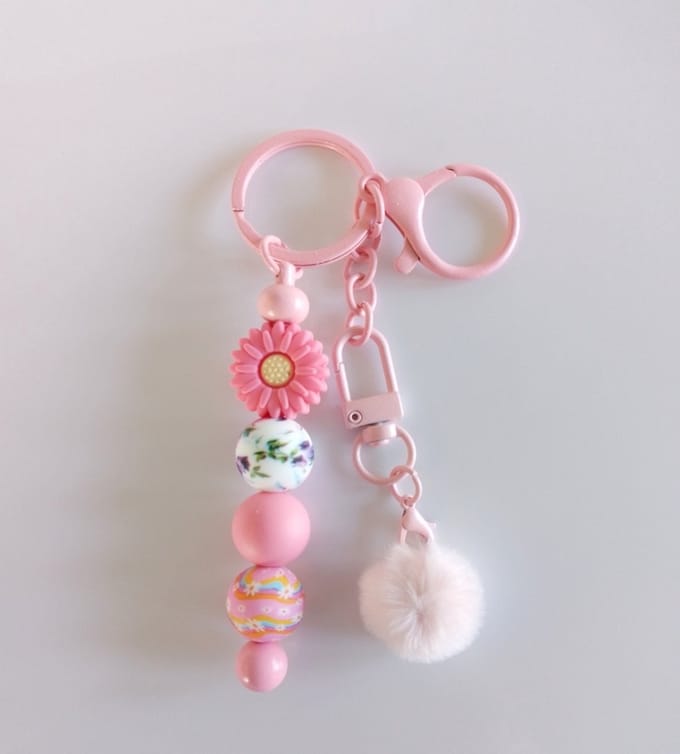 Sleutelhanger, tashanger met kralen en fluffy bolletje | roze | bloem