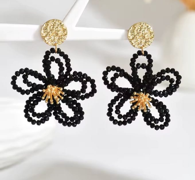 Gouden oorbellen flower black - kralen oorbellen