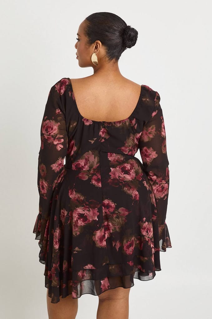 boohoo Dames Plus Bloemen Chiffon Skater Jurk | Chocoladebruin | Maat: 52