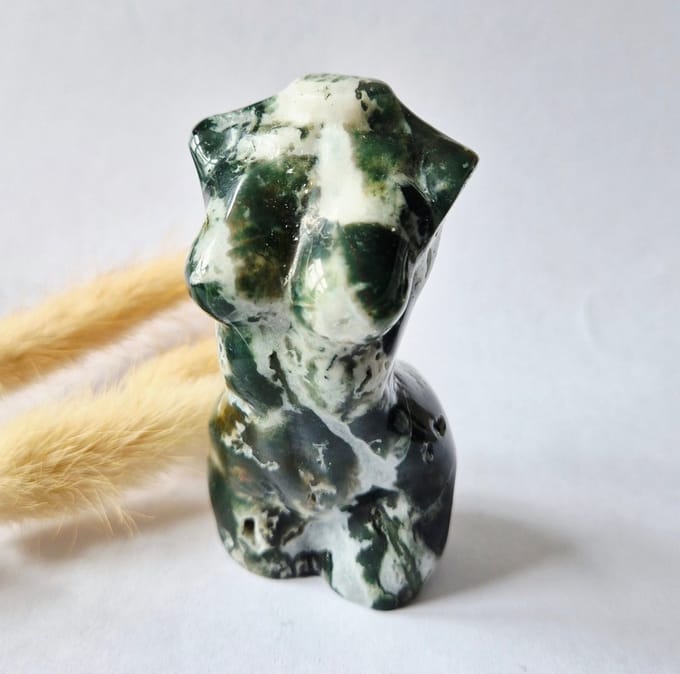 Mosagaat vrouwenbeeldje 8 cm (#6) – handgeslepen edelsteen carving