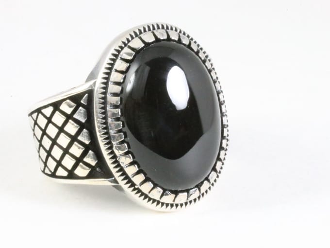 Zware bewerkte zilveren ring met onyx - maat 18