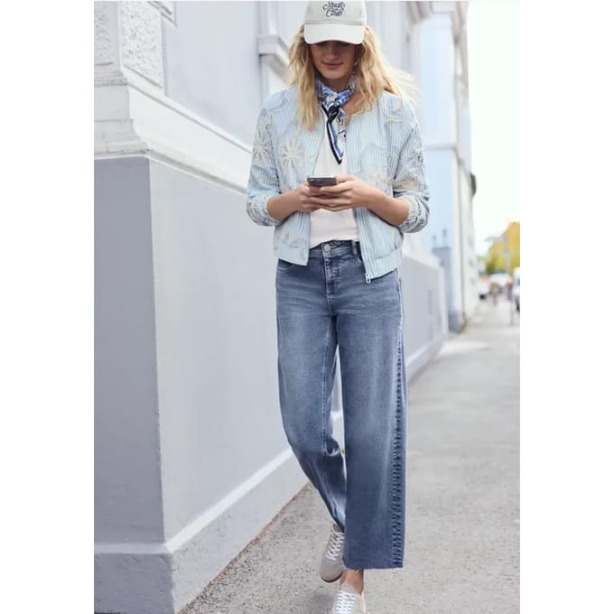 Mid Waist straight leg jeans in casual fit