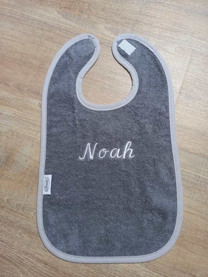 Gepersonaliseerd slabbetje grey/blue met naam geborduurd