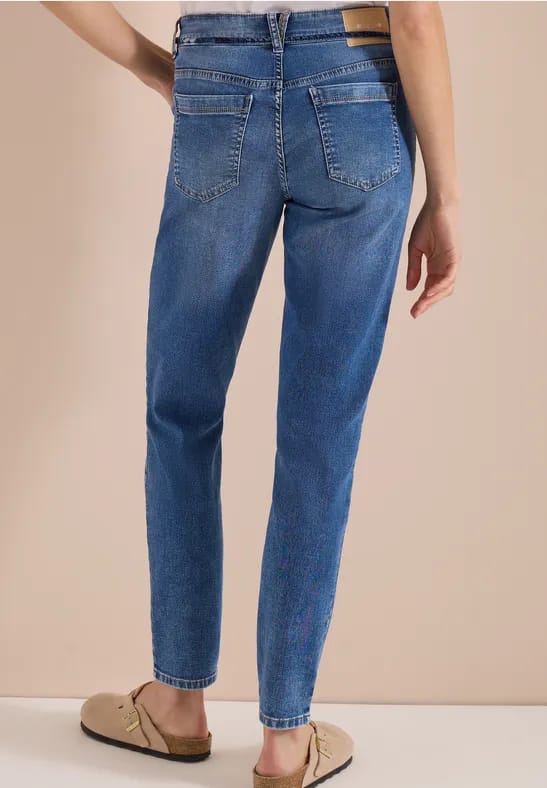 Mid Waist Slim Legs jeans in casual fit