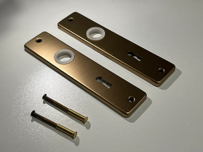 Langschild aluminium / brons sleutelgat 56mm