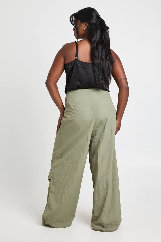 boohoo Dames Plus Nylon Cargo Broek met Bungee Zoom | Khaki | Maat: 22