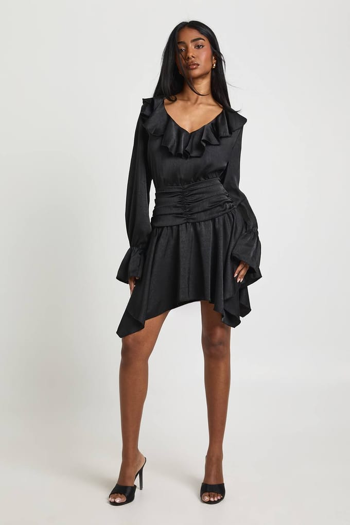 boohoo Dames Getextureerde Satijnen Mini Jurk met Ruffle Details | Zwart | Maat: 42